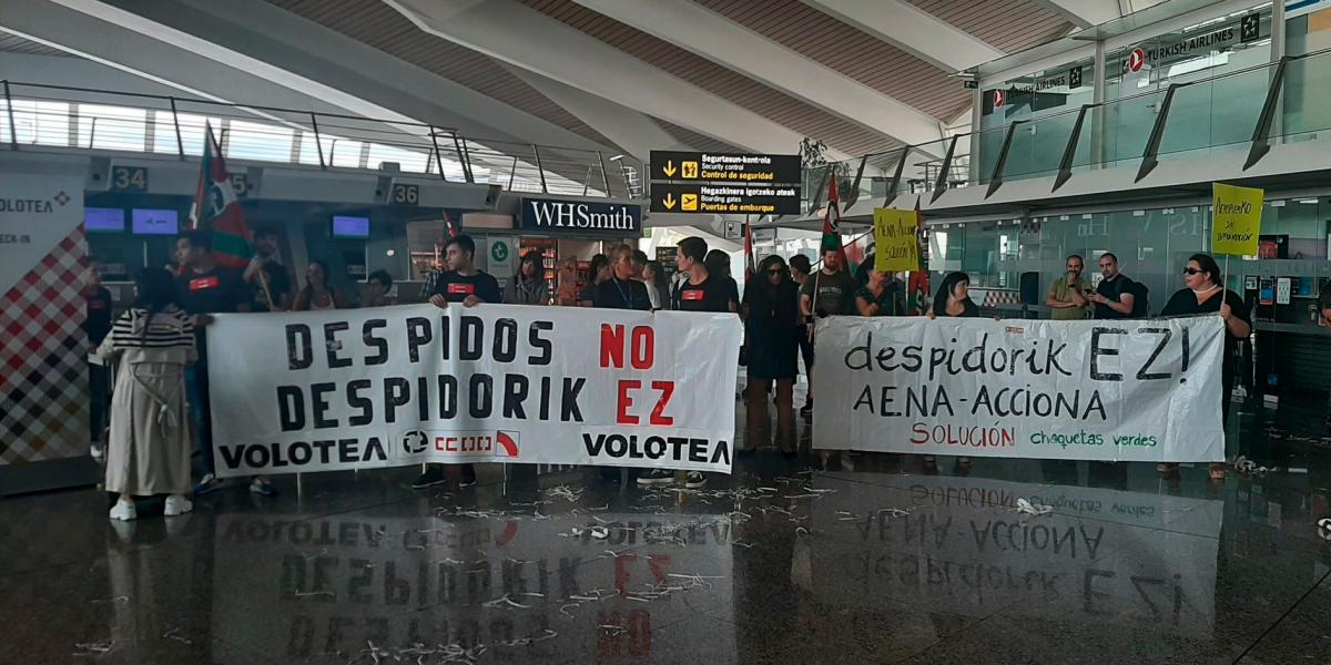 Concentraciones en el aeropuerto de Bilbao contra los despidos en Volotea y Chaquetas verdes