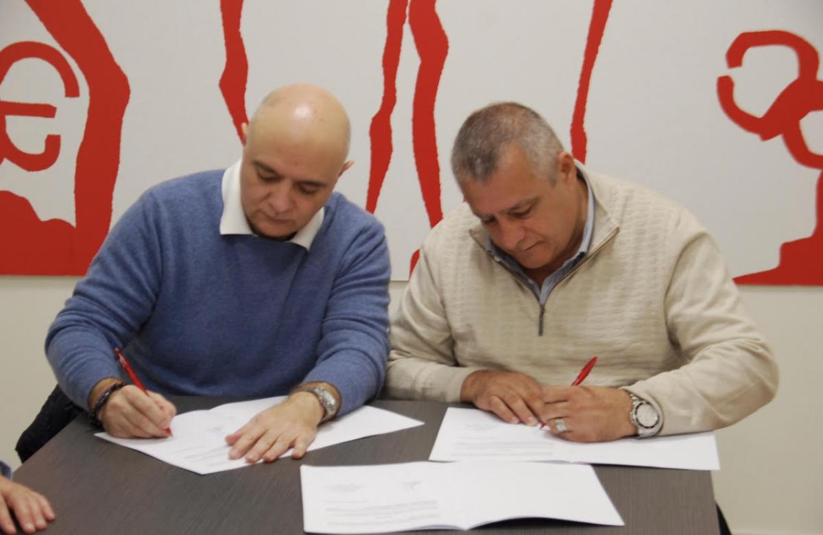 Edgardo Llano (FAPA) y Manolo Sanchez (FSC-CCOO) en el momento de la firma.