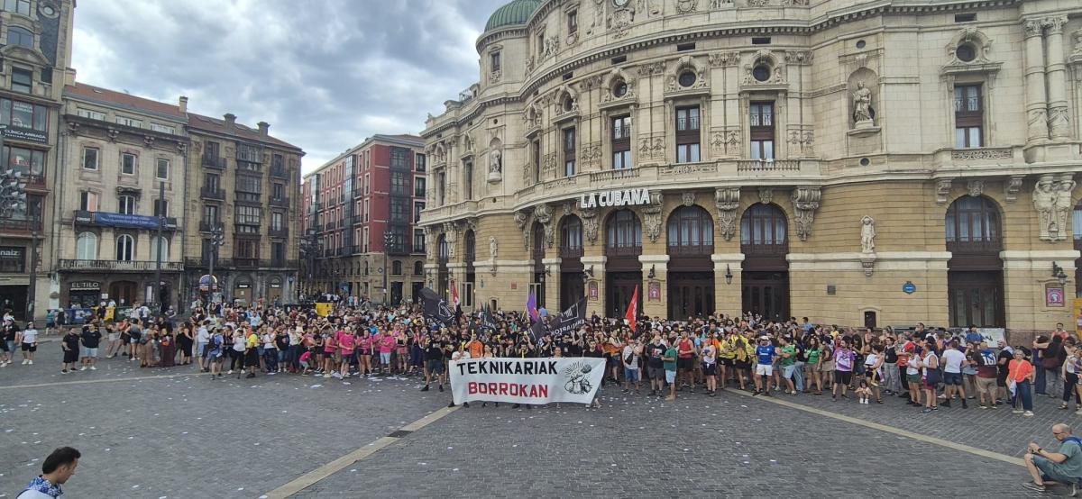 Concentración ante el teatro arriaga de Bilbao